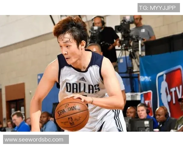 姚明亲自开球点燃全场热情篮球迷欢呼声此起彼伏
